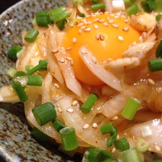 鶏ユッケ丼（生親子丼）